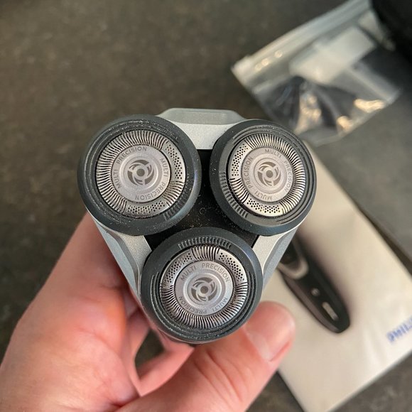 Philips Norelco 5000 Series Wet and Dry Electric Shaver - Picture 6 of 9